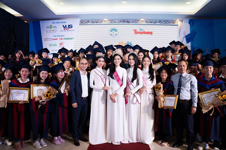 Anh văn Hội Việt Mỹ VUS trao tặng học bổng tiếng Anh toàn phần cho 85 tân thủ khoa