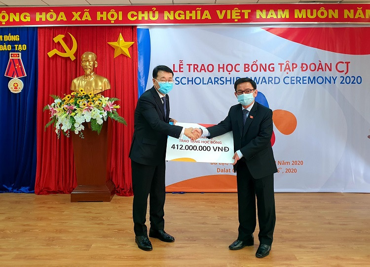 Tập đoàn CJ 8 năm liên tiếp trao tặng học bổng cho học sinh, sinh viên vượt khó tỉnh Lâm Đồng