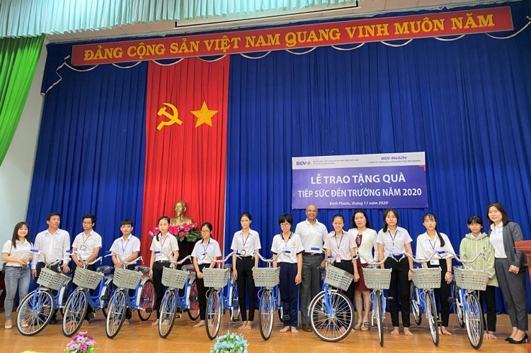 Lãnh đạo BIDV MetLife và Chi nhánh BIDV tại Bình Phước trao tặng xe đạp cho các em học sinh có hoàn cảnh khó khăn nhưng vẫn đạt thành tích xuất sắc trong học tập trên địa bàn tỉnh