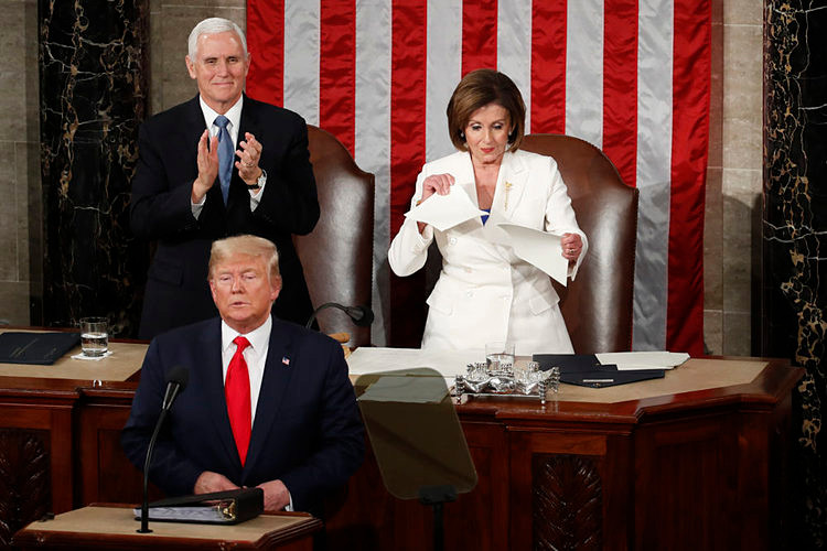 Bà Pelosi đứng dậy và xé bản sao bài phát biểu của ông Trump vào cuối thông điệp liên bang hồi tháng 2/2020. Ảnh: AP