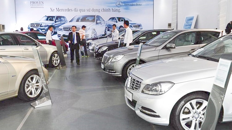 Do cạnh tranh từ xe mới, các cửa hàng xe cũ buộc phải giảm giá bán 5-10% trong năm qua.