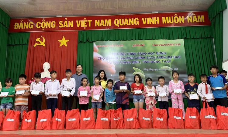 Báo Pháp Luật TP.HCM trao học bổng cho học sinh tỉnh Đồng Tháp
