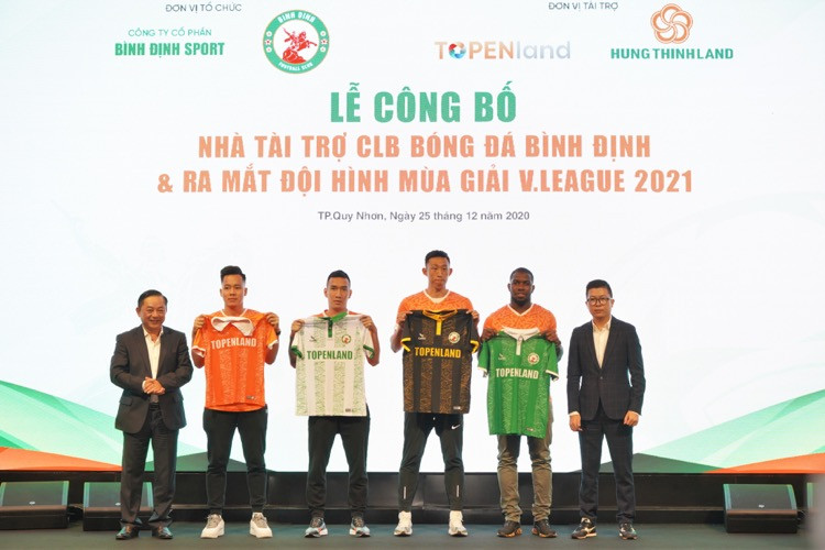 CLB bóng đá Topenland Bình Định ra mắt áo đấu mới