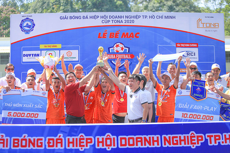 Đội Đạt Vĩnh Tiến đã thắng đội hạng 2 là PT FC với tỷ số 3-1, giành ngôi vô địch.