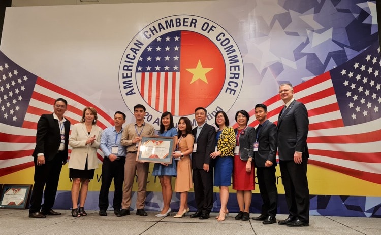 Đại diện BIDV MetLife nhận Giải thưởng cống hiến cho cộng đồng 2020 từ AmCham