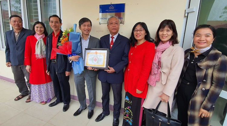 Ông Đặng Thế Tài (TGĐ CMC TSSG) Đại diện Tập đoàn Công nghệ CMC trao tặng phòng máy tính cho THPT Lê Quý Đôn- Tam Kỳ - Quảng Nam
