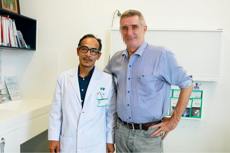Bác sĩ Lê Trọng Phát (trái) đã phẫu thuật thay khớp thành công cho ông A. (phải) Ảnh: FV cung cấp