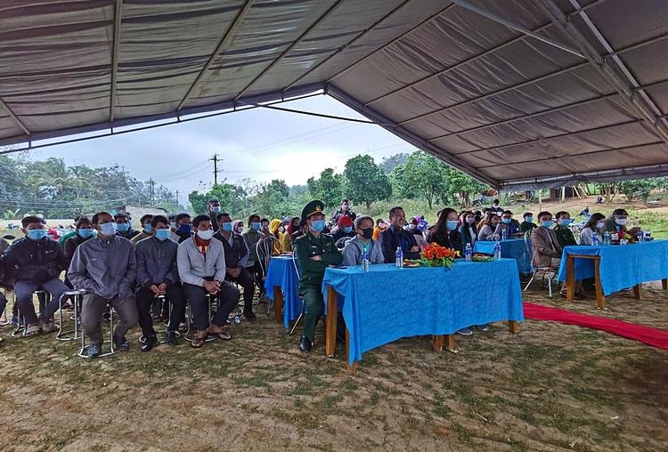 Đại diện Coteccons đã đến làm việc với chính quyền địa phương và thăm hỏi các gia đình