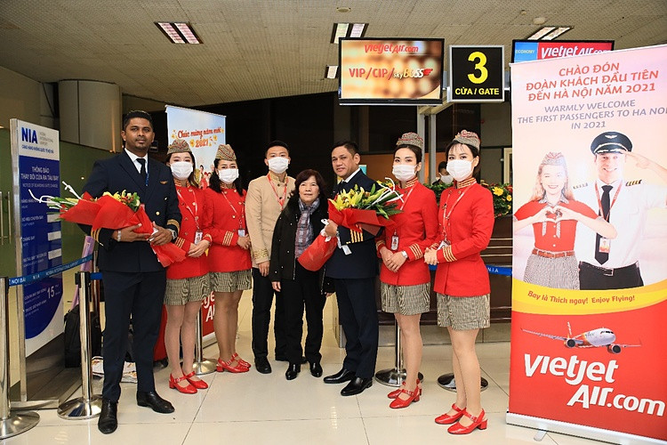 Chủ tịch HĐQT Vietjet Nguyễn Thanh Hà tặng hoa cho tổ bay đầu tiên thực hiện nhiệm vụ năm 2021