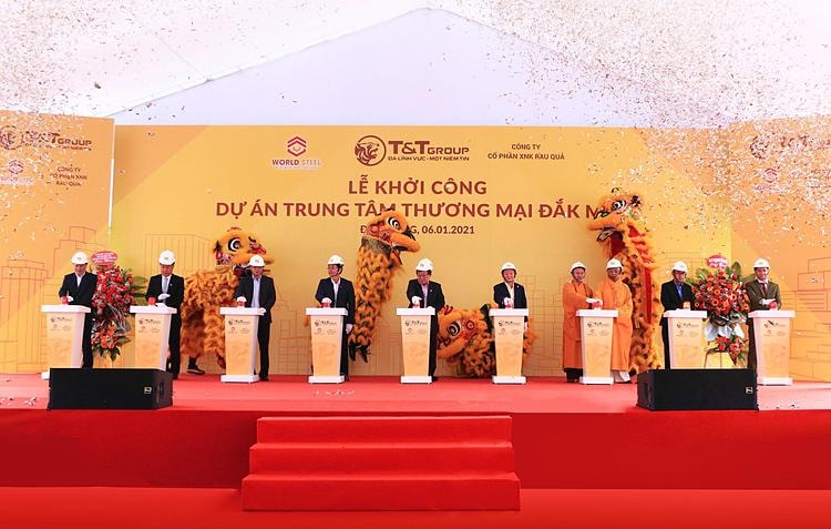 Ông Đỗ Quang Hiển - Chủ tịch T&T Group (đứng vị trí nào???) cùng các vị đại biểu và ông Nguyễn Khánh Lâm - Chủ tịch WorldSteel Group (ngoài cùng bên phải) tham gia bấm nút khởi công dự án
