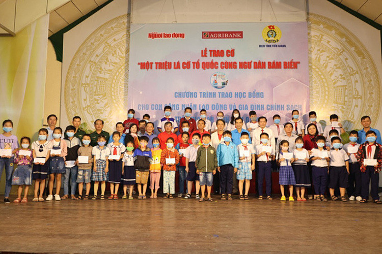 Trao cờ Tổ quốc cho ngư dân và 150 suất học bổng cho học sinh Tiền Giang