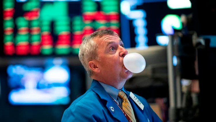 Nhà đầu tư trên sàn giao dịch chứng khoán New York. Ảnh: Getty Images