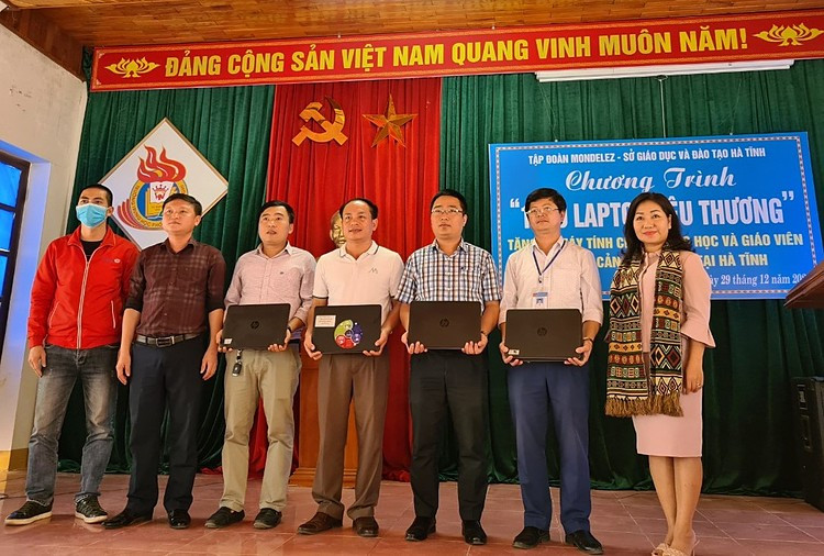 Mondelez Kinh Đô đã trao 370 máy tính xách tay đã qua sử dụng đến với các trường học, giáo viên, học sinh cần được giúp đỡ