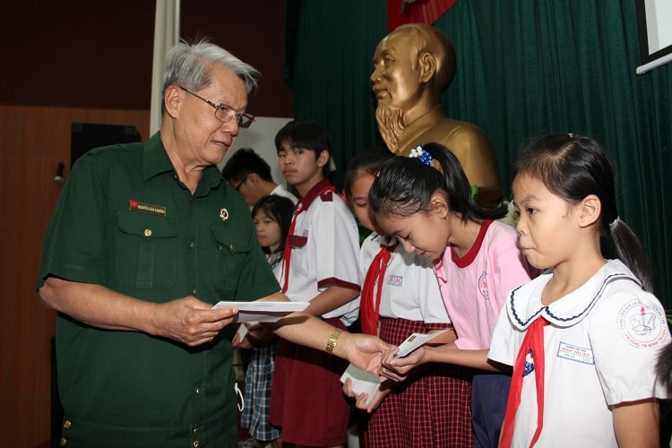 Con em Cựu chiến binh TP.HCM nhận học bổng, quà Tết Tân Sửu