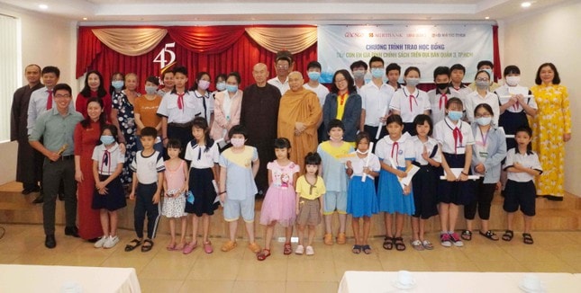 Ban Tổ chức chụp ảnh lưu niệm cùng các em học sinh tại tòa soạn Báo Giác Ngộ