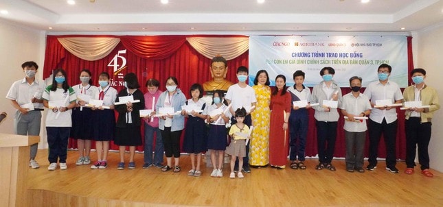 Trao 50 suất học bổng tại Báo Giác Ngộ