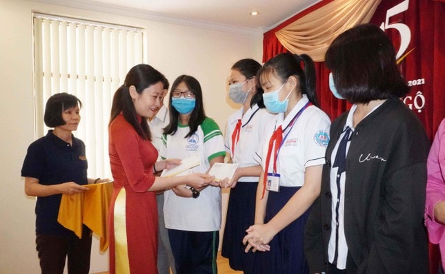 Bà Nguyễn Thị Phương Linh, đại diện Agribank trao học bổng
