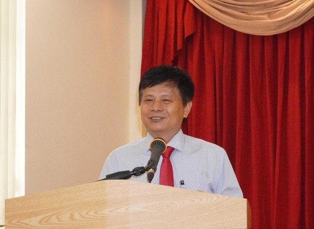 Nhà báo Trần Trọng Dũng phát biểu tại lễ trao học bổng