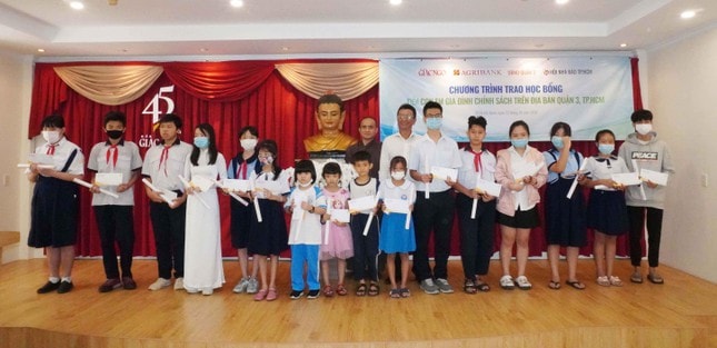Các em học sinh là con em diện chính sách tren địa bàn quận 3, TP.HCM được nhận học bổng