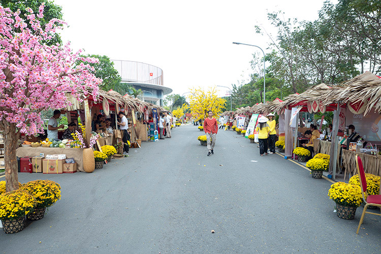 Với chủ đề “Phong vị ngày Tết”, các gian hàng cũng được trang trí theo kiểu ngày chợ Tết ở quê nhà.
