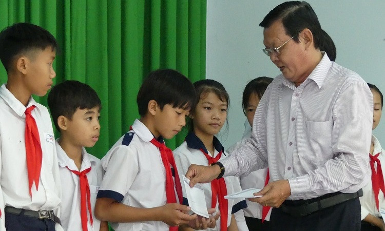 Tặng học bổng cho học sinh nghèo và hiếu học huyện Tân Biên, tỉnh Tây Ninh