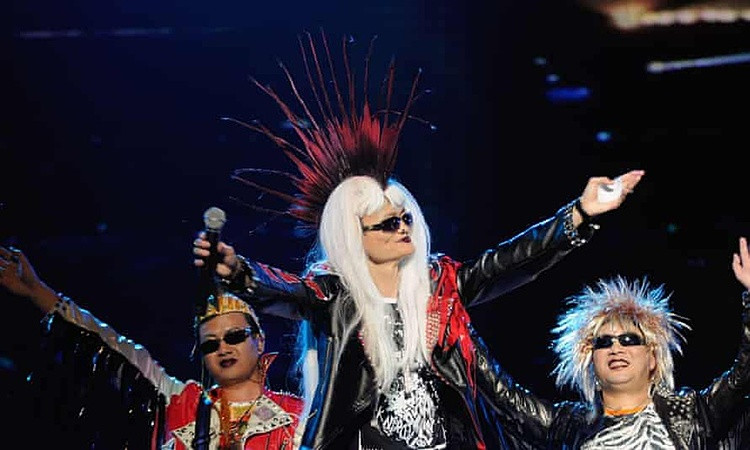 Jack Ma trong trang phục của một ngôi sao nhạc rock, trình diễn tại bữa tiệc của Alibaba năm 2009. Ảnh: Getty.