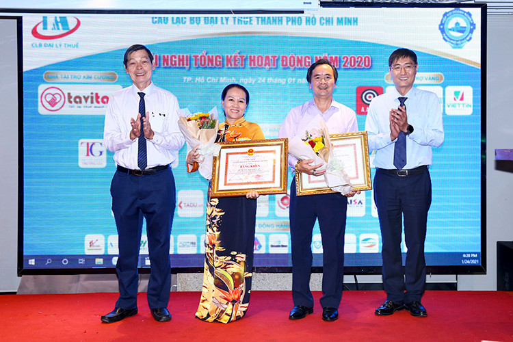 Dịp này, UBND TP.HCM cũng tặng bằng khen cho hai lãnh đạo CLB nhiệm kỳ trước là ông Nguyễn Đức Nghĩa và bà Dương Thị Ngọc Lan.