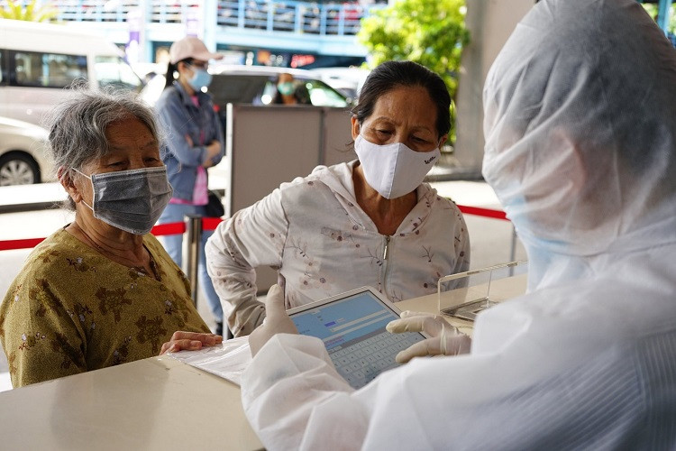 TP.HCM: 34 trạm y tế phường, xã bị ngừng khám, chữa bệnh bảo hiểm y tế