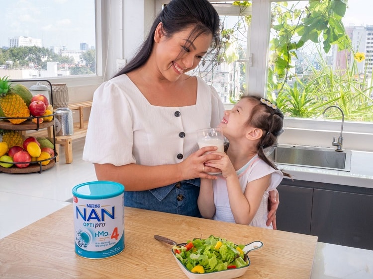 NAN Optipro 4 mới bổ sung công thức đột phá chứa hmo kết hợp với đạm Optipro”