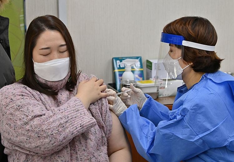 Tiêm vaccine ngừa COVID-19 của hãng AstraZeneca tại trung tâm y tế ở Seoul. Ảnh: AFP
