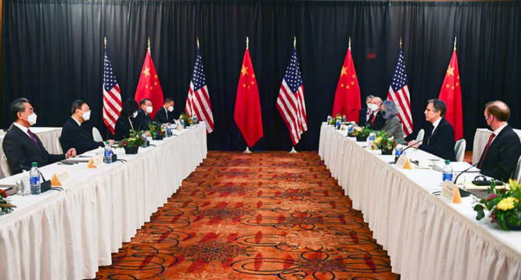 Ảnh: Phái đoàn Trung Quốc (trái) và Mỹ trong cuộc gặp tại Alaksa hôm 18/3/2021. Ảnh: Reuters.
