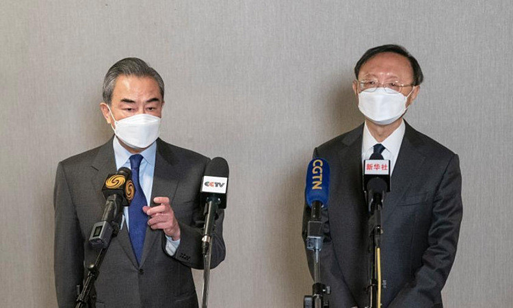 Ảnh: Ngoại trưởng Vương Nghị (trái) và nhà ngoại giao Dương Khiết Trì họp báo sau cuộc gặp được truyền thông Trung Quốc xem là “vượt quá thời gian giới hạn một cách nghiêm trọng" và "khơi mào mâu thuẫn”. Ảnh: Xinhua.