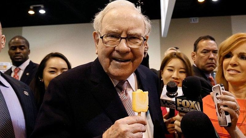 Điều hành đế chế đầu tư 40 năm, huyền thoại Warren Buffett nhận lương bao nhiêu?