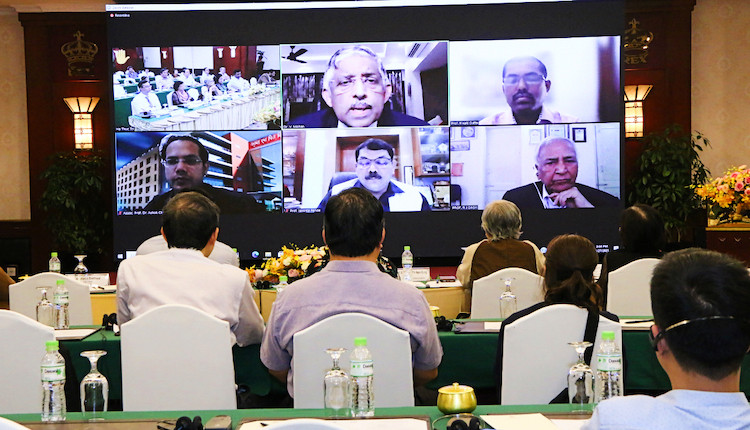 Các bác sĩ Việt Nam cùng các đồng nghiệp Ấn Độ hoạt động trong lĩnh vực điều trị đái tháo đường đang trao đổi trong buổi hội thảo tại TP.HCM ngày 27/3/2021.