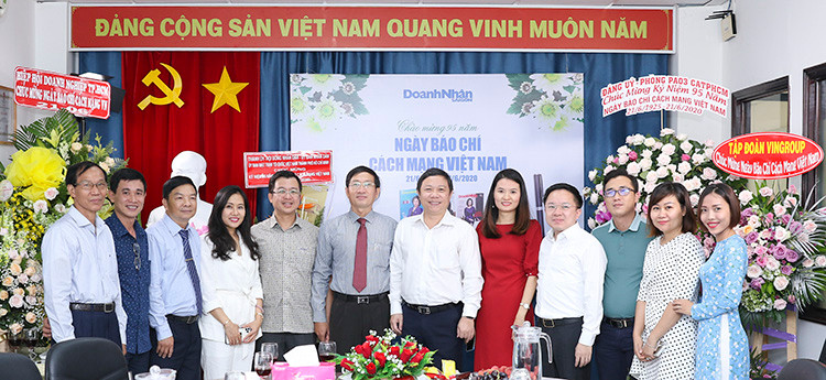 Nhà báo Trần Hoàng (thứ 6, từ trái) tại buổi tiếp lãnh đạo UBND TP.HCM đến chúc mừng báo Doanh nhân Sài Gòn nhân kỷ niệm 95 năm Ngày Báo chí Cách mạng Việt Nam (21/6/1925-21/6/2020).