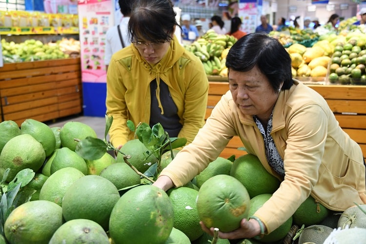 [Caption] Nông dân là người trực tiếp tạo ra sản phẩm, họ cần phải được phân bổ lại lợi nhuận cho hợp lý