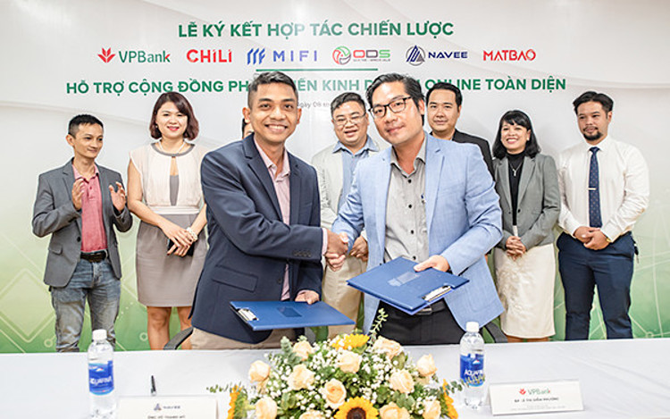 Ông Võ Thanh Mỹ - CEO Navee và Ông Phạm Công Minh - Giám đốc Vùng Khách hàng doanh nghiệp vi mô - Miền Nam - Khối SME – VPBank ký kết hợp tác.