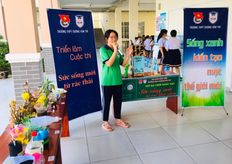Đại diện một nhóm học sinh trường THPT Dương Văn Thì thuyết trình giới thiệu ý tưởng sản phẩm.
