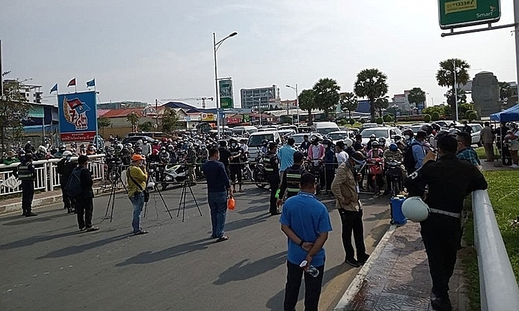 Do lệnh được ban hành vào đêm ngày 14/4/2021, nên vào sáng sớm ngày 15/4/2021 nhiều người dân “bất ngờ” khi bị cấm vào thủ đô Phnom Penh.