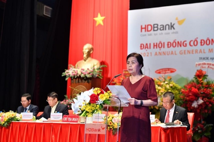 Bà Lê Thị Băng Tâm, Chủ tịch HĐQT trình bày Báo cáo hoạt động năm 2020 và Định hướng hoạt động năm 2021 của Hội đồng quản trị