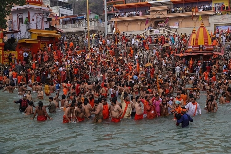 Các tín đồ Hindu tham dự lễ hội Kumbh Mela ở bang Uttarakhand vào đầu tháng 4. Ảnh: AP.