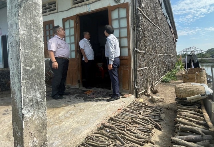 [Caption]đại diện HUBA đến thăm gia đình anh Nguyễn Văn Đực (tổ 1, ấp Tân Điền, xã Lý Nhơn)