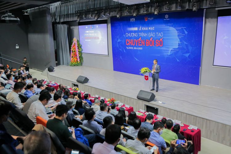 Đại học Văn Lang lần đầu mở khoá đào tạo kỹ năng chuyển đổi số
