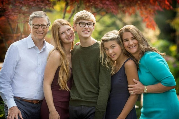 [Caption]Vợ chồng Bill Gates cùng ba con trong Ngày của Cha năm 2018. Ảnh: Twitter/BillGates