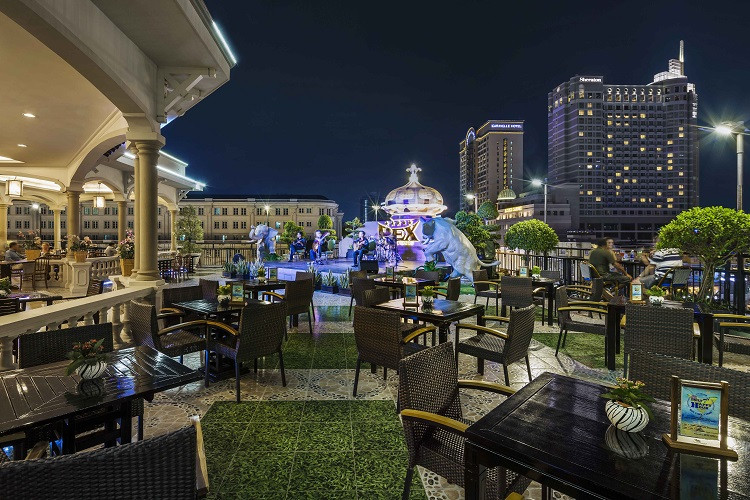 Thưởng thức ẩm thực và ngắm toàn cảnh khu trung tâm TP.HCM tại Rooftop Garden Bar & nhà hàng Hoa Mai khách sạn Rex