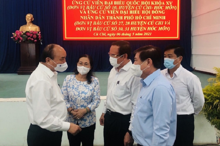 Chủ tịch nước Nguyễn Xuân Phúc trao đổi với các lãnh đạo dự buổi họp
