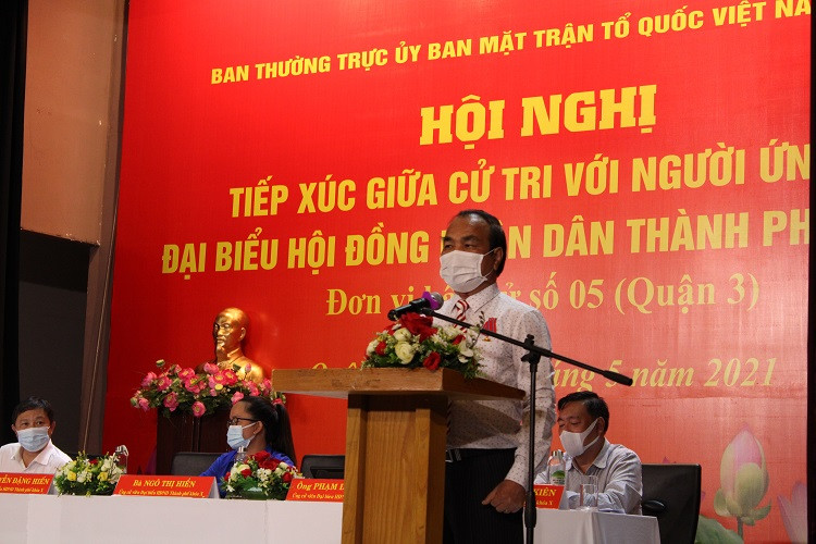 Ứng viên doanh nhân Nguyễn Đặng Hiến trình bày chương trình hành động trước cử tri