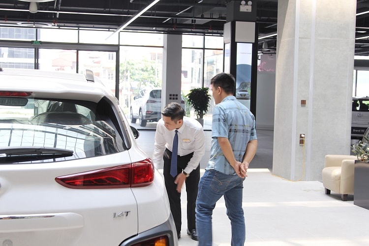 Bộ Tài chính bác đề xuất giảm 50% lệ phí trước bạ ô tô