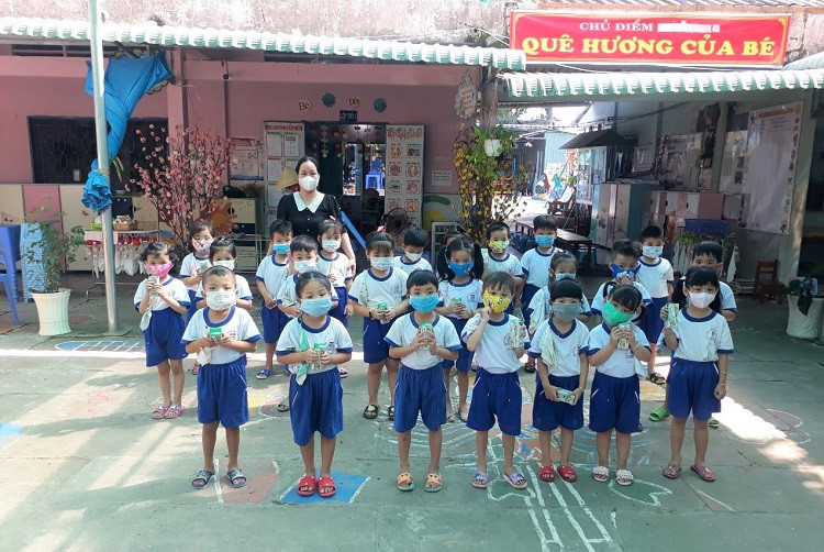 Trẻ em vui mừng khi được nhận sữa từ chương trình Quỹ sữa Vươn cao Việt Nam năm 2021