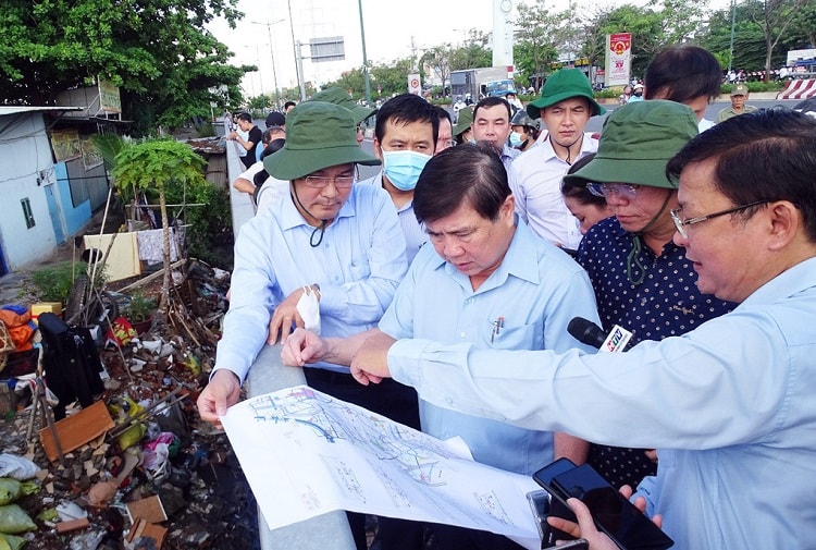 Cuối tháng 4 vừa qua, Chủ tịch UBND Nguyễn Thành Phong kiểm tra thực địa rạch Xuyên Tâm